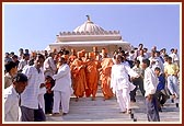 Swamishri descends the mandir steps