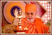 Swamishri lights the lamp and inaugurates the occasion