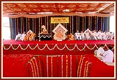 Swamishri and guests on stage during the assembly