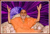 Swamishri addresses the assembly