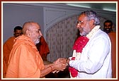 Swamishri welcomes and blesses Shri Narendrabhai Modi - Chief Minister of Gujarat