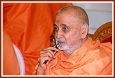 Swamishri contemplates during a meeting about the Akshardham project for New Delhi
