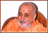 Swamishri engaged in a meeting on the Akshardham project for New Delhi