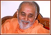 Swamishri engaged in a meeting on the Akshardham project for New Delhi