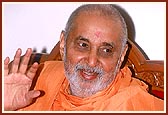 Swamishri engaged in a meeting on the Akshardham project for New Delhi