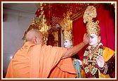 Swamishri performs pujan of Thakorji on Patotsav day