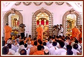 Swamishri performs arti of Thakorji on Patotsav day