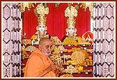 Swamishri performs arti of Thakorji on Patotsav day