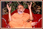 Swamishri addresses the assembly