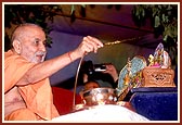 Thereafter, Swamishri sprays colored water on the dignitaries and devotees