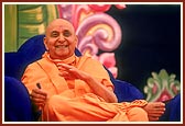 Swamishri in a happy, divine mood during the assembly