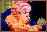 Swamishri in a happy, divine mood during the assembly