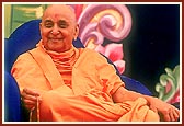 Swamishri in a happy, divine mood during the assembly