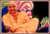 Swamishri in a happy, divine mood during the assembly