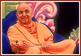 Swamishri in a happy, divine mood during the assembly
