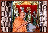 Swamishri performs arti of the deities