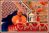 Swamishri chants the Swaminarayan mahamantra in a festive backdrop