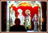 Swamishri performs arti of the deities