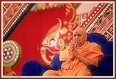 Swamishri bows to the assembly