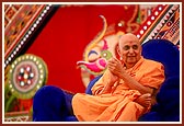 Swamishri claps to the bhajan sung by sadhus