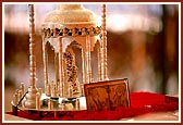 Shri Harikrishna Maharaj adorned in a decorative 6-facing hindolo 