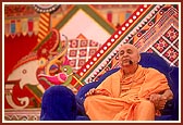 Swamishri emphasizes the need to internalize satsang in one's personal life ...