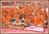 'Hori aiyi re aiyi re hori aiyi ...' sadhus sing festive bhajans during Swamishri's morning puja