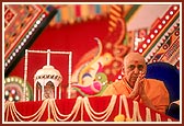 Swamishri humbly bows to all after puja