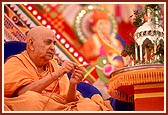 Swamishri sprinkles colored water on Shri Harikrishna Maharaj 