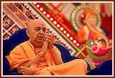 Swamishri prays for the reinstatement of peace in Gujarat amidst the prevailing communal violence