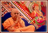 Swamishri prays for the reinstatement of peace in Gujarat amidst the prevailing communal violence