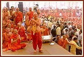 Pujya Ghanshyam Swami sings on stage