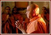 Swamishri prays before Thakorji