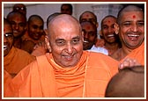 Swamishri happily responds to a youth