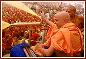 Swamishri happily directs a water spray on the sadhus