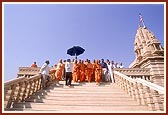 After darshan, Swamishri descends the mandir steps