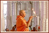 Swamishri performs arti of Thakorji