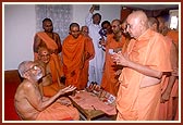 Swamishri meets the aged Pujya Devprasad Swami