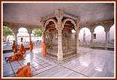 Swamishri doing darshan at the place where there was once a mango tree from Dabhan, Laxmivadi