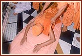 Swamishri performs prostrations to Shri Gopinath Dev at the Gopinath mandir in Gadhada