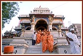 Swamishri descends the mandir after darshan of Shri Gopinath Dev