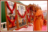 Swamishri offers prayers before the murtis