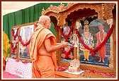 Swamishri performs the murti pratishtha arti of murtis to be installed in the mandirs in Rohishala and Zamrala. Devotees also participate in the arti ritual 