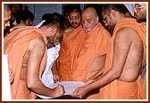 Swamishri and sadhus discuss about the new masterplan for the sadhus' residence