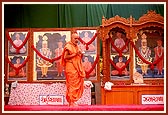Swamishri performs the murti pratishtha arti of murtis to be installed in the mandirs in Rohishala and Zamrala. Devotees also participate in the arti ritual 