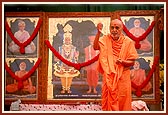 Swamishri blesses everyone by showering rice grains