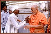 A devotee seeks the blessings of Swamishri