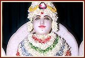 "Fulade garkav fulya fulade garkav re ..." Shri Ghanshyam Maharaj decorated with fragrant flowers