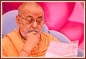 Swamishri engrossed in reading a letter during the morning session of Shri Hari Jayanti Celebration