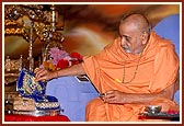 Swamishri performs pujan of Shri Harikrishna Maharaj